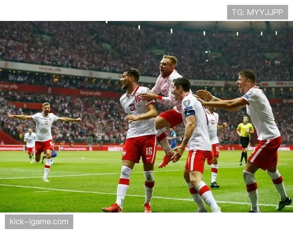 波兰足球队友谊赛失利,战术调整迫在眉睫,球队状态引发广泛关注 波兰足球队友谊赛失利,战术调整迫在眉睫,球队状态引发广泛关注