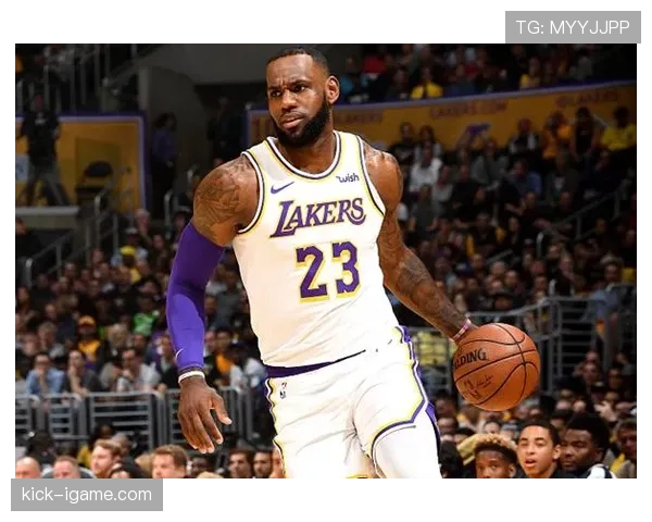 阿门·汤普森无球切入效率提升，改变火箭侧翼进攻结构